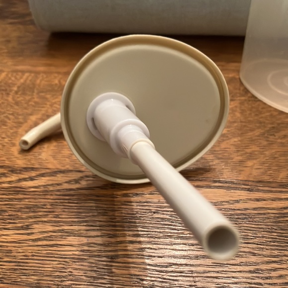 Tupperware Never used Vintage Condiment/Lotion/Soap pump.#640. Perfect condition - Picture 3 of 3